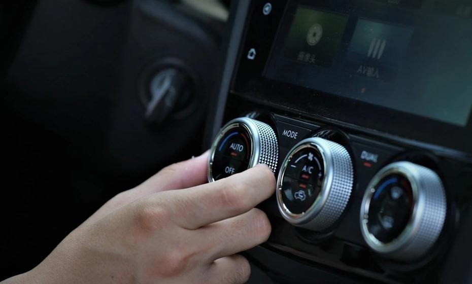 Desde autos familiares hasta autos de lujo: ¿Cómo puede una pantalla con botón giratorio hacer que la consola central sea simple y avanzada a la vez?